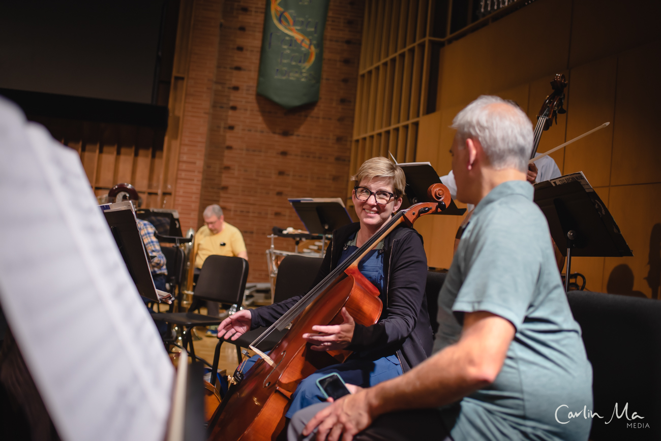 two cellists in rehearsal
